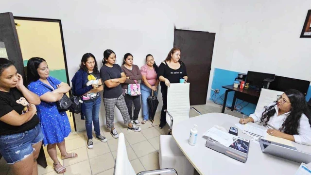 Madres de familia encaran a directora de Primaria Ricardo Flores Magón