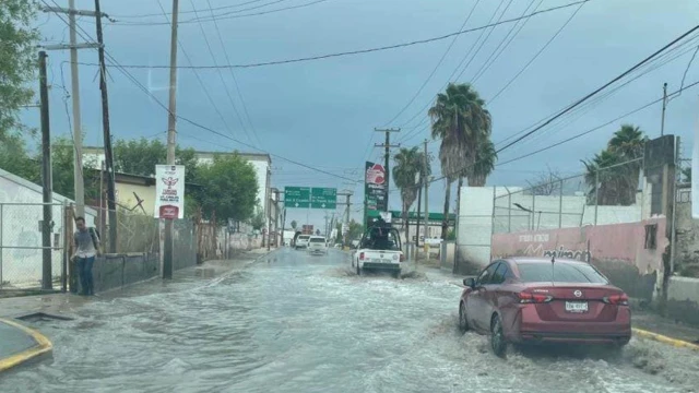 Intensas lluvias colapsan calles de Reynosa