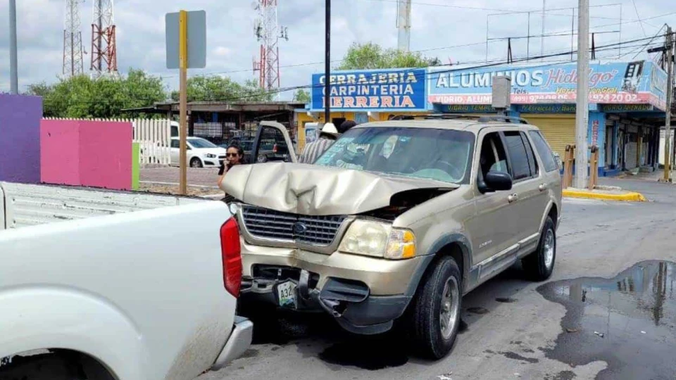 Choca contra poste por esquivar carro en Reynosa