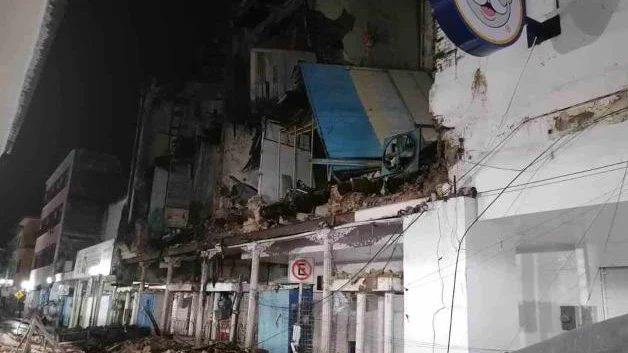 Se desploma fachada de viejo hotel en Tampico