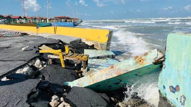 Cae muro de contención en playa Bagdad por fuerte oleaje