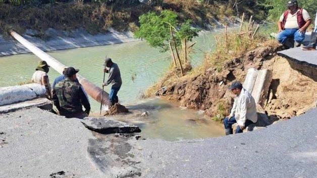 Causa fuga de agua socavón en Colonia Loma Alta de Reynosa