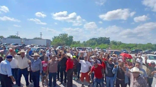 Ejidatarios cierran carretera por falta de pagos