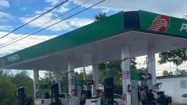 Litro de gasolina acaricia 25 pesos