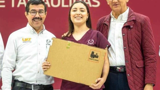 Entregan Gobernador y Rector de la UAT equipo de cómputo a estudiantes y docentes