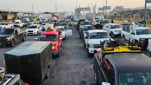 Regresan paisanos; cruzan por Matamoros 750 vehículos de Estados Unidos