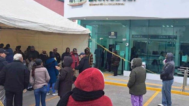 Salen adultos mayores a cobrar sus pensiones