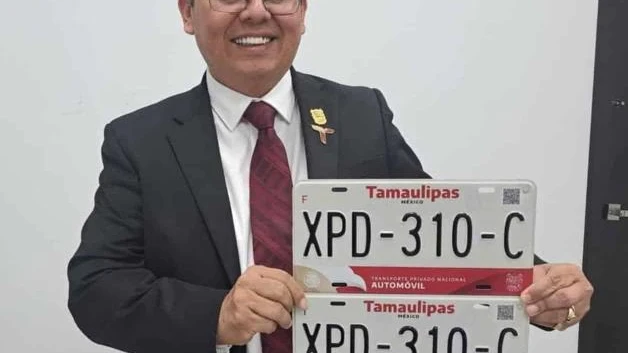 Madrugan para canje de placas y engomados