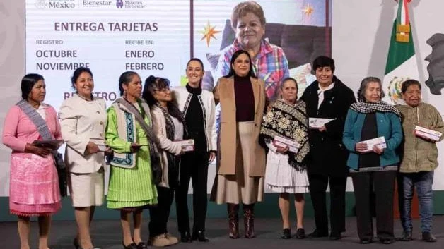 Sheinbaum entrega primeras tarjetas Pensión Mujeres Bienestar
