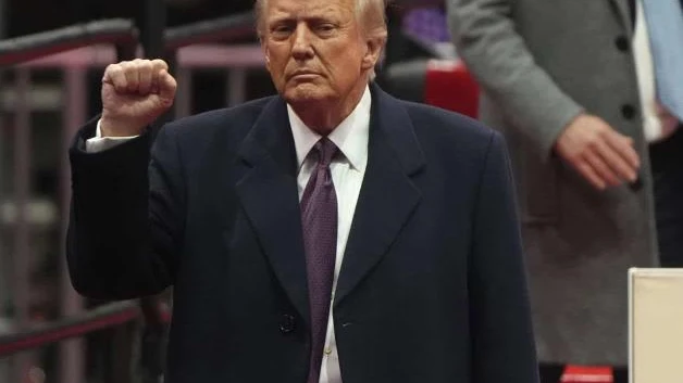 Donald Trump asume la presidencia de EU con polémicas medidas