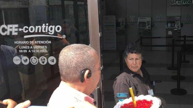 Lleva pastel a CFE por un año sin respuesta a reclamo