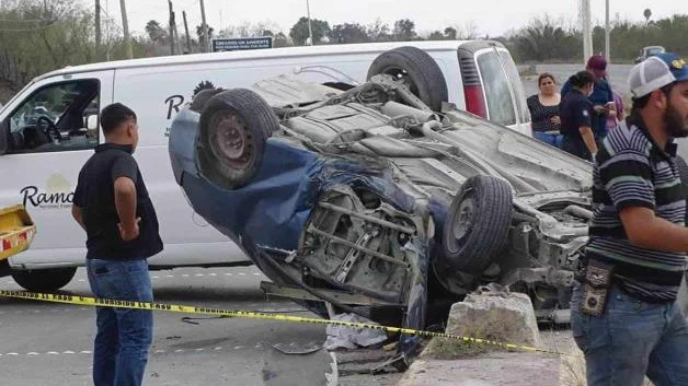 Muere adulto en volcadura