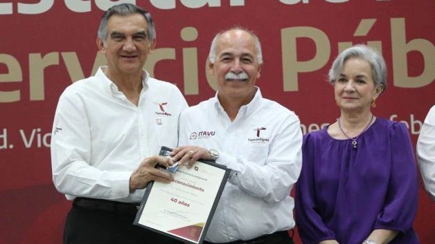 Reconoce gobernador a servidores públicos
