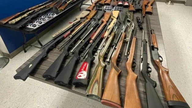 Recibiría 100 dólares por cada arma: Decomisan arsenal con destino a México