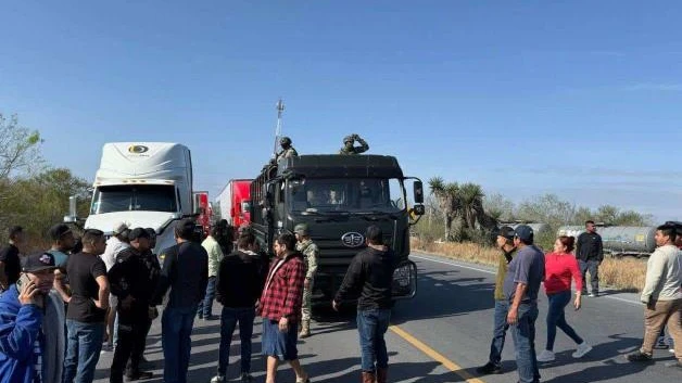Bloquean carretera; protestan vendedores de vehículos contra el ejercito