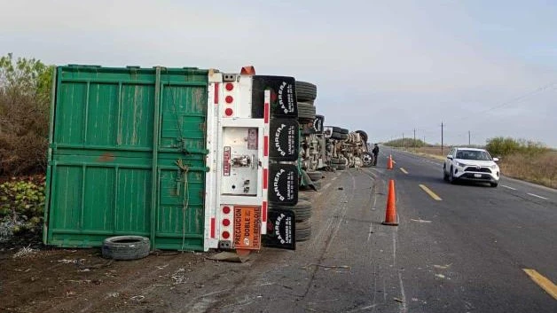 Volcadura de tractocamión obstruye Carretera Reynosa-San Fernando