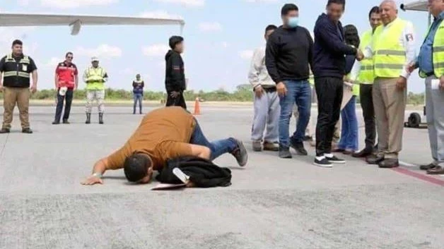 Denuncian deportados que fueron esposados