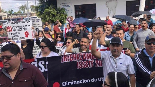 Protestan maestros