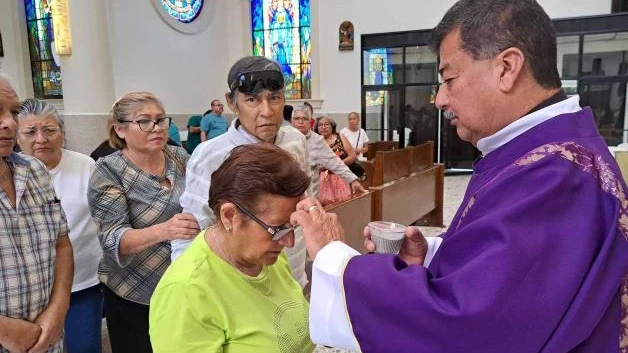 Acuden feligreses a imposición de ceniza