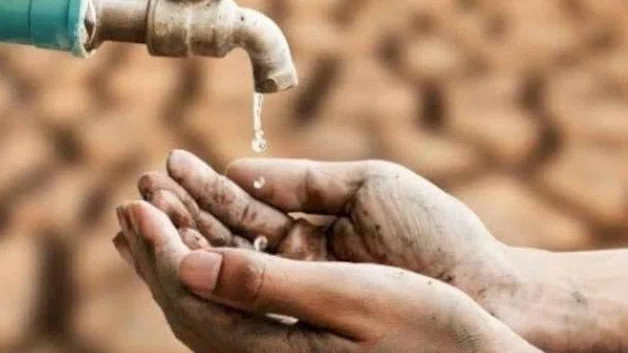 Sufren por agua; afrontan familias carencia en hogares