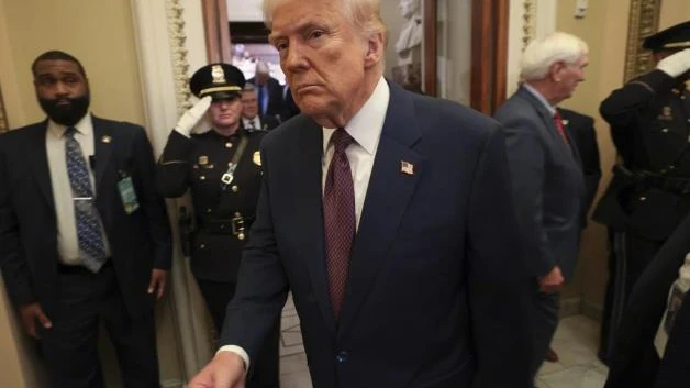 Aplaza Trump un mes aranceles a vehículos