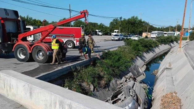 Cae pipa de gas butano a canal en Reynosa