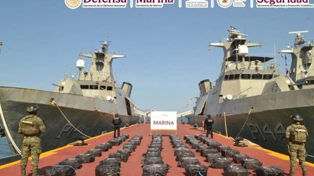 Aseguran 4.2 toneladas de presunta cocaína en operación marítima en Guerrero