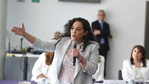 Dialoga Olga Sosa con mujeres profesionistas