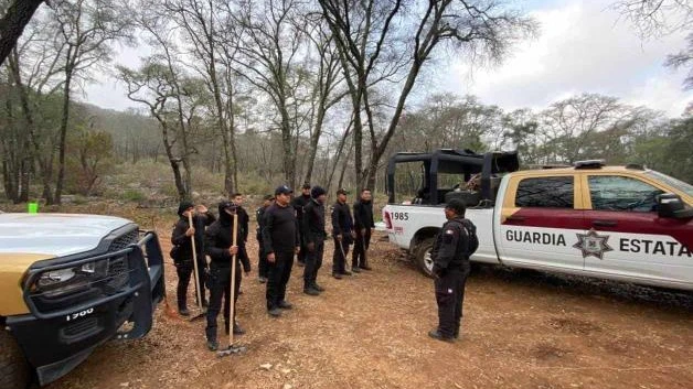 Se suman policías a combate de incendio