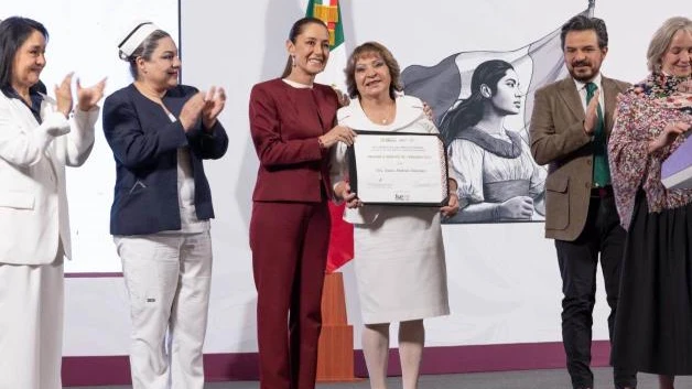 Visitan casas de adultos mayores