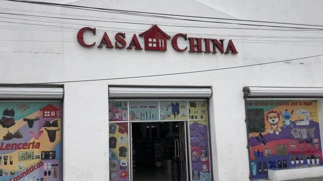 Sufren comercios con invasión china