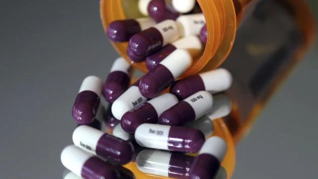 Pide a empresas reduzcan precios de medicamentos
