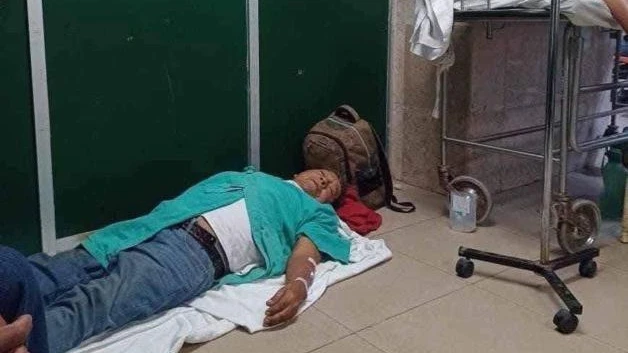 Acusan renta de camillas en IMSS