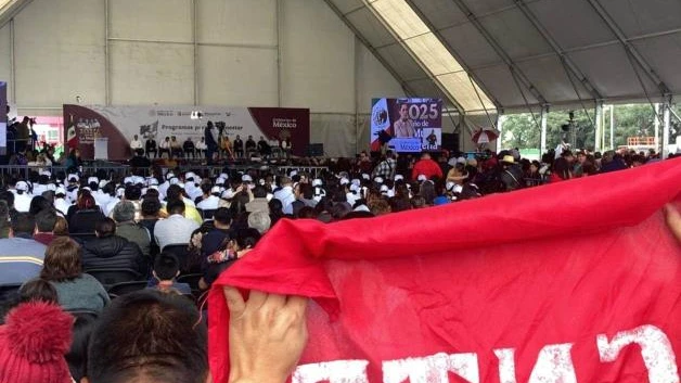 Cumplen docentes amenaza: protestan acto de Sheinbaum