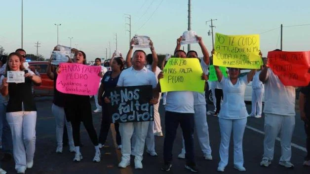 Bloquean carretera empleados del IMSS