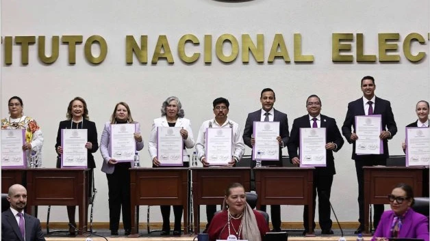 Entrega INE constancias a Ministros de la Corte