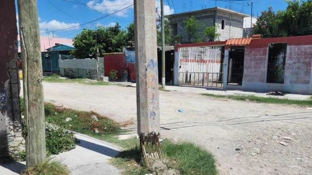 Poste de CFE pone en riesgo a vecinos