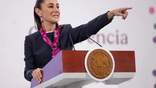 Firman decretos a favor de docentes