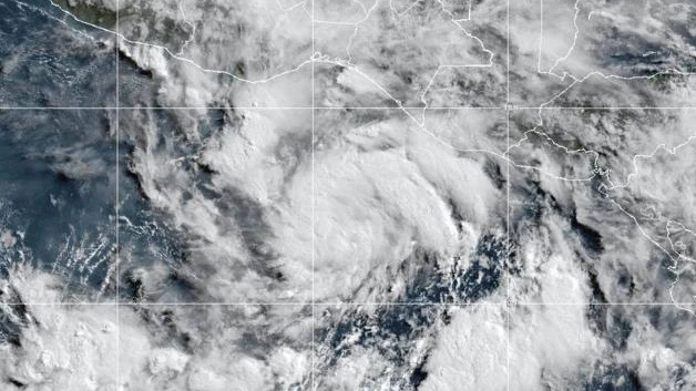 Huracán Erick se forma ante costa mexicana del Pacífico y amenaza con inundaciones y deslaves