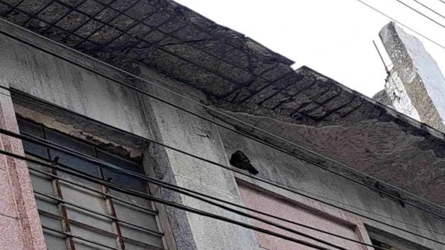 Advierten de techo que cae a pedazos