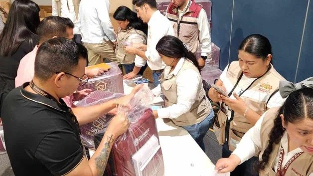 Equipan y uniforman a facilitadores de Salud