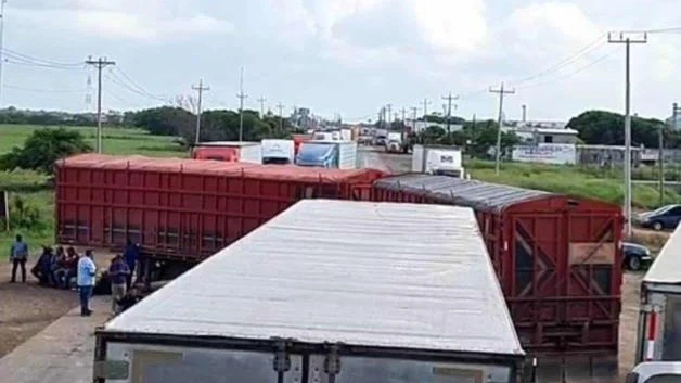 Paralizan bloqueos la economía local
