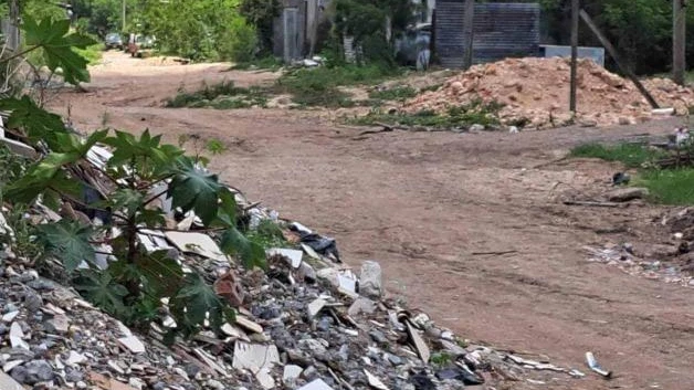 Demandan vecinos cordones, banquetas y calles pavimentadas