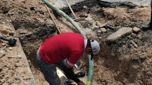 Demandan usuarios reparar las fugas de líquido potable