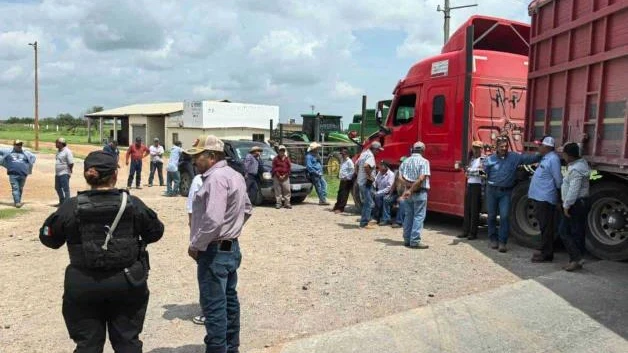 Cumplen productores con cierre carretero