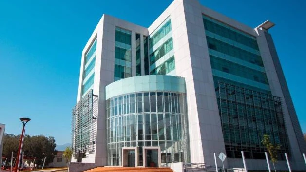 Escala posición UAT en el ranking universitario