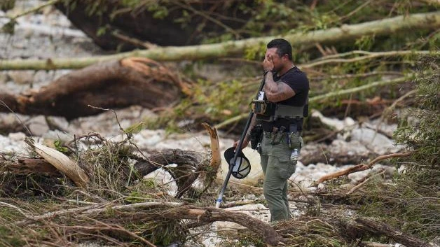 11 campistas y un guía de campamento siguen desaparecidos tras inundaciones en Texas