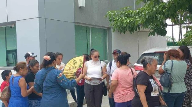 Viven familias entre apagones