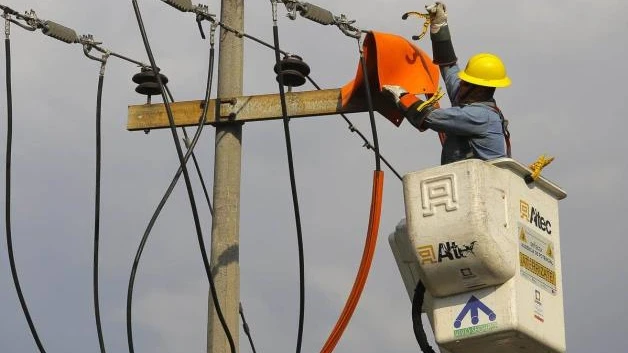 Viven aún 2 mil familias sin luz
