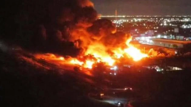 Incendio de alta magnitud en "Recicladora" provoca evacuaciones y cierre en carretera Monterrey